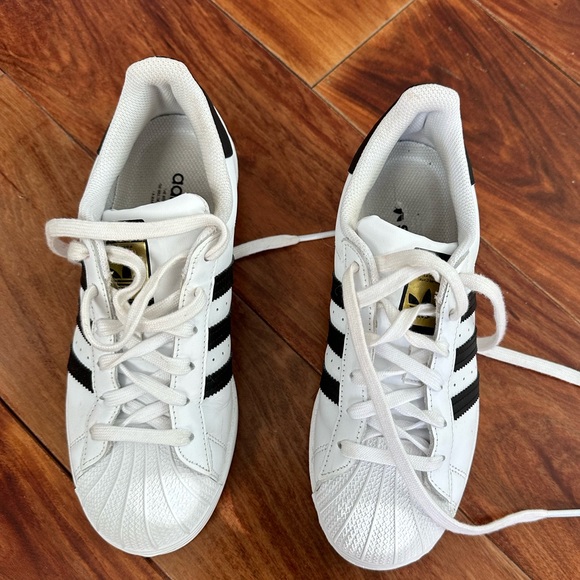 Adidas superstar size 5Y EUC - Picture 1 of 3